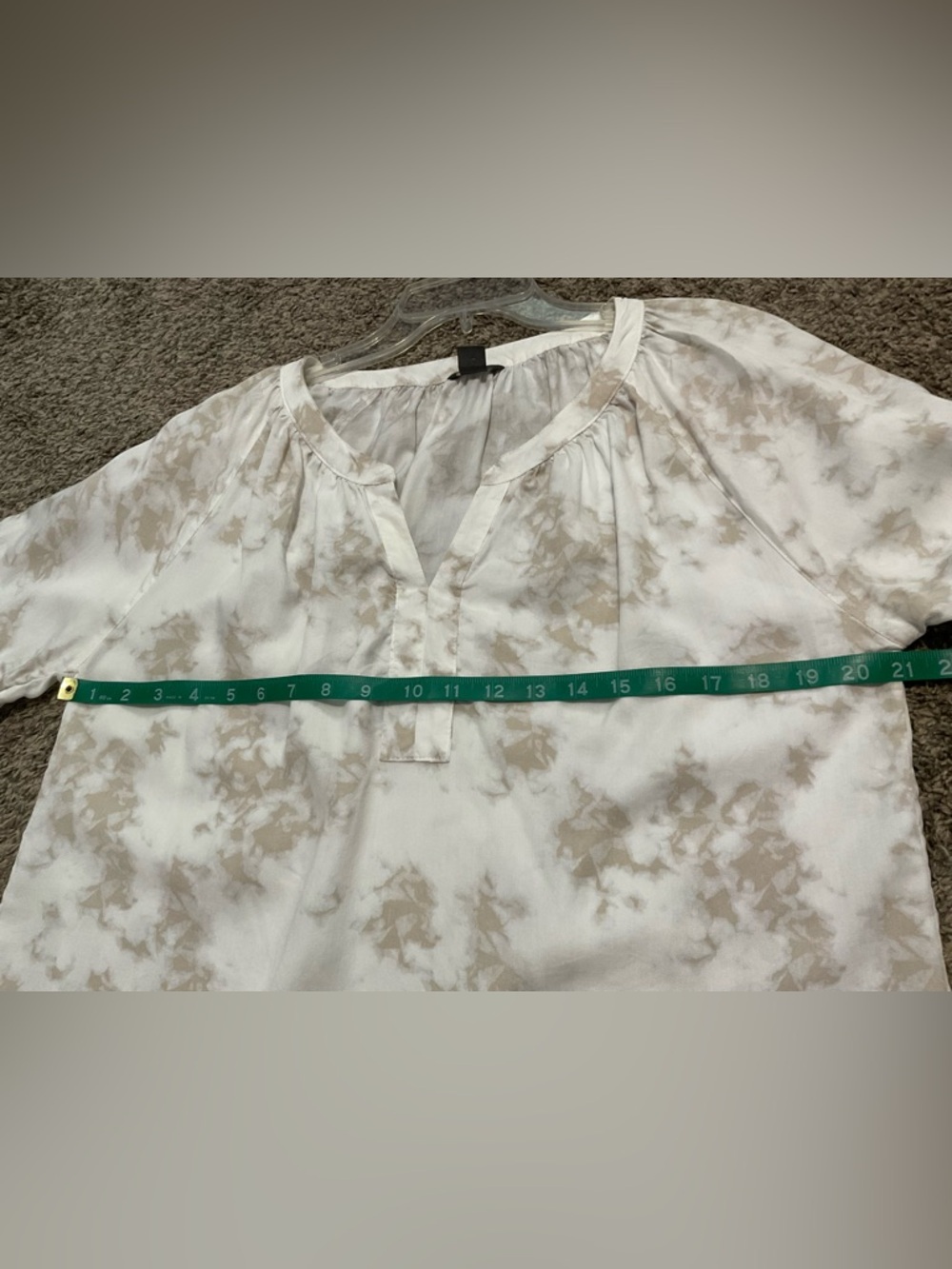 Eddie Bauer White & Beige Smoky/Cloud Print V-Neck Peasant Top Medium - Picture 6 of 7